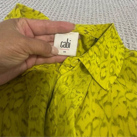 CAbi Women's XS Yellow Animal Print Sleeveless Blouse Ruffle Detail - Picture 4 of 5
